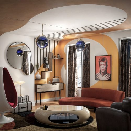 Salon vintage aux accents pop et formes organiques