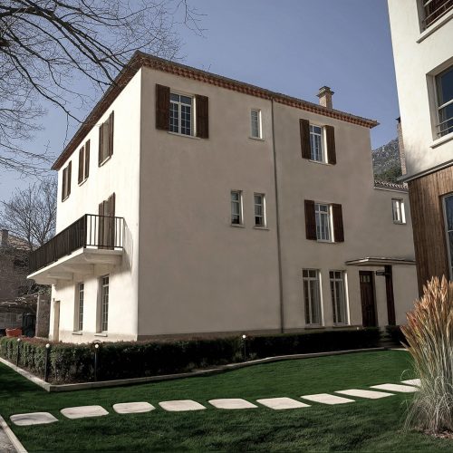 Façade rénovée avec jardin structuré